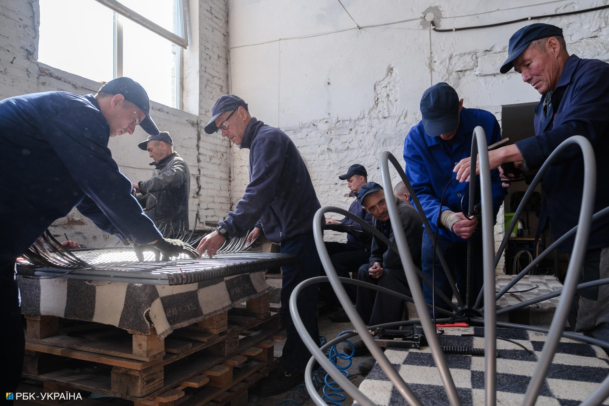 "Я пішов воювати заради паспорта". Репортаж із табору російських полонених в Україні